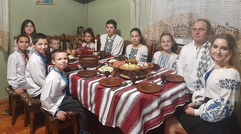 «Гніздо Ластівок» на Сатанівеччині: історія подружжя, яке стало названими батьками для 14 дітей
