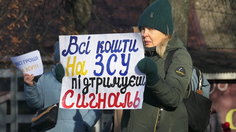 «У нас хлопці гинуть по всьому кордону, а ми робимо дороги»: глухівчани мітингували в центрі міста