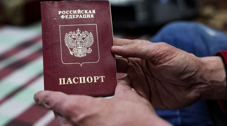 Генічеську загарбники складають списки тих, хто не бере паспорт РФ