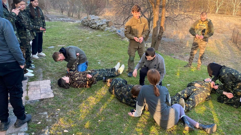 Андрій Федорук у Переяславі вчив юних туристів виносити і транспортувати поранених із зони обстрілу