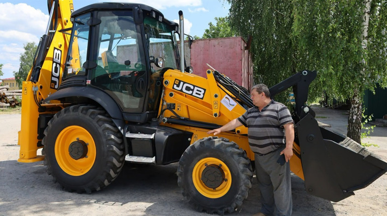 "Звягельтепло" і водоканал отримали два екскаватори JCB від Німеччини