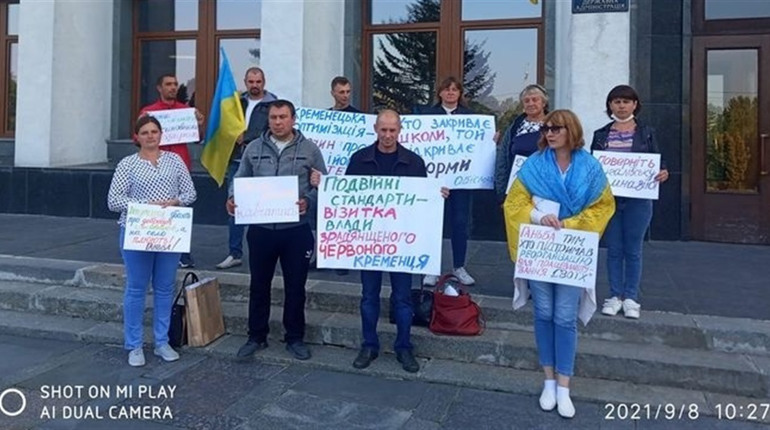 Кременчанка оголосила голодування на знак протесту перепрофілювання школи