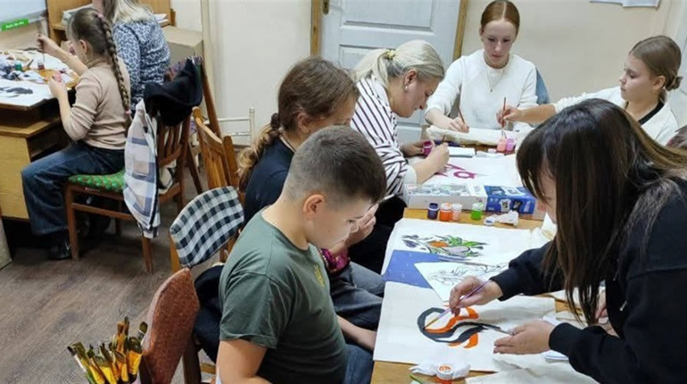 У Шостці діти та дорослі малювали на екошоперах, щоб зняти стрес (фото)