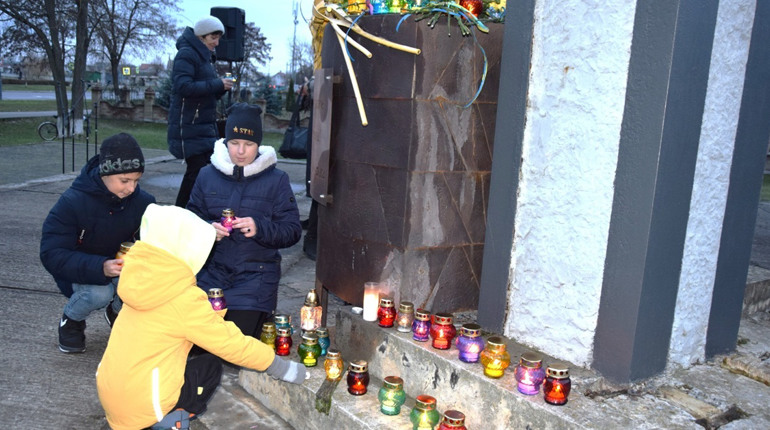 Нетішинці запалили свічки та помолилися за спокій душ, закатованих штучними голодоморами