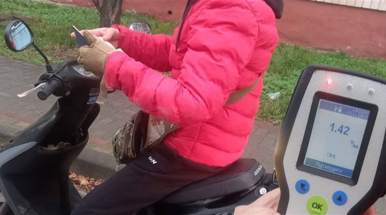 На Сарненщині патрульні зупинили нетверезого скутериста без номерних знаків