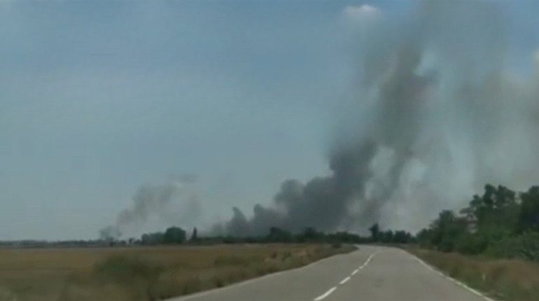 У Скадовську велика пожежа та чутно вибухи: відео та фото опублікували місцеві