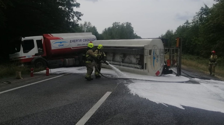 Автошлях з Сарн до Рівного перегородив бензовоз: що трапилося