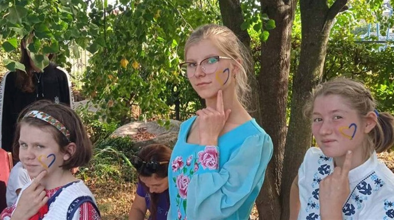 День усиновлення у Звягелі: родинне тепло, історії та творчість об'єднали дітей і батьків