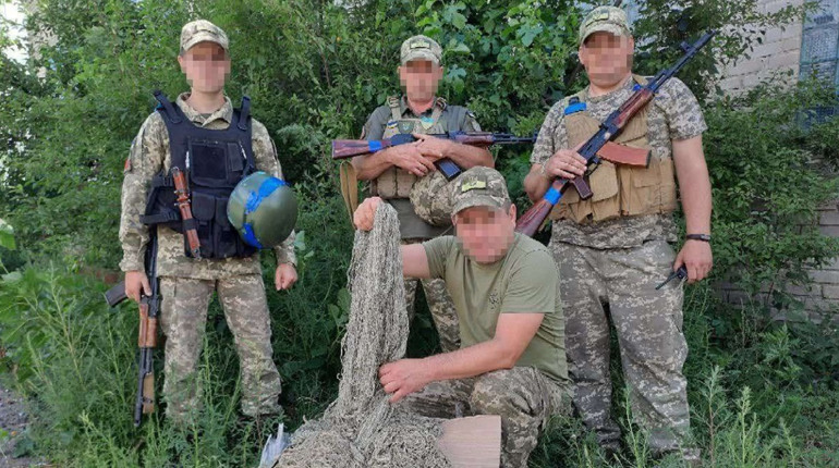 Первомайський МКК передав бригаді зенітників 150 метрів сітки для захисту ППО від ворожих дронів