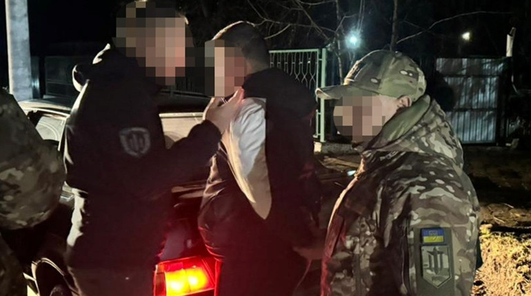 Торгували "білими квитками": працівника Роздільнянського ТЦК і правоохоронця затримало ДБР