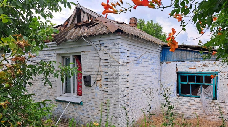 Ворожі обстріли на Херсонщині: пошкоджені житлові будинки та гуманітарний склад