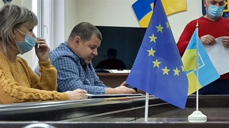 У Біляївці адмінкомісія розглянула порушення, коли чоловік вивіз будівельне сміття у поле: є рішення