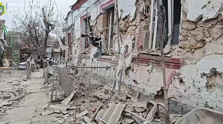 На Херсонщині окупанти завдали ударів по критичній та соціальній інфраструктурі, житлових кварталах