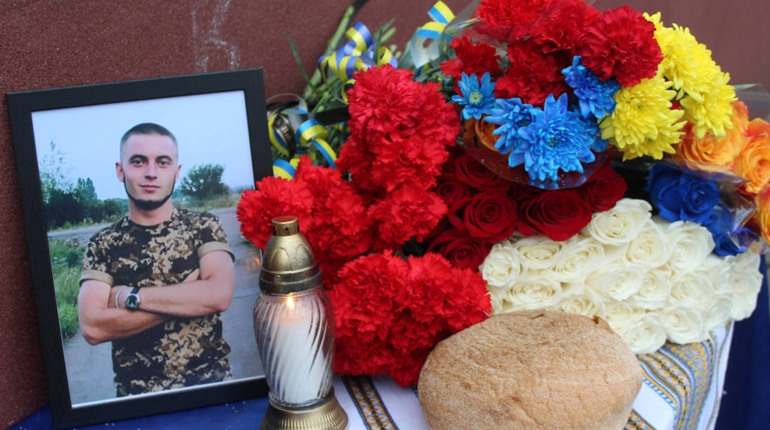 На стіні КЗ «Академічний ліцей Долинської міськради» відкривали меморіальну дошку Олександру Петрову