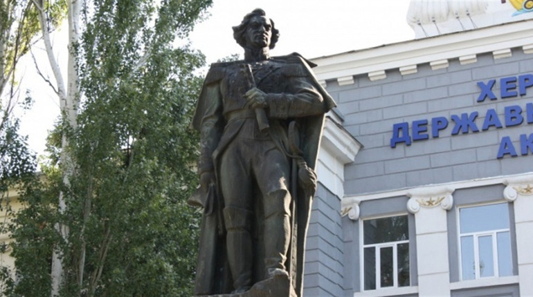 Мінкульт дав дозвіл на знесення пам'ятника Ушакову в Херсоні — за рік після його викрадення