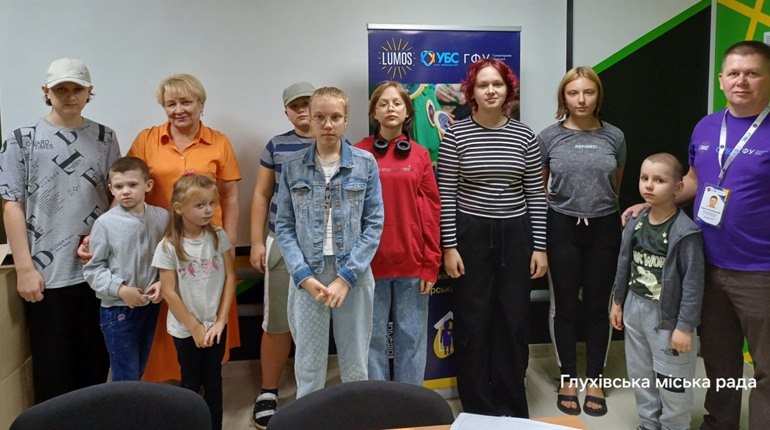 У Глухові дітям із інвалідністю й особливими освітніми потребами передали набори для навчання