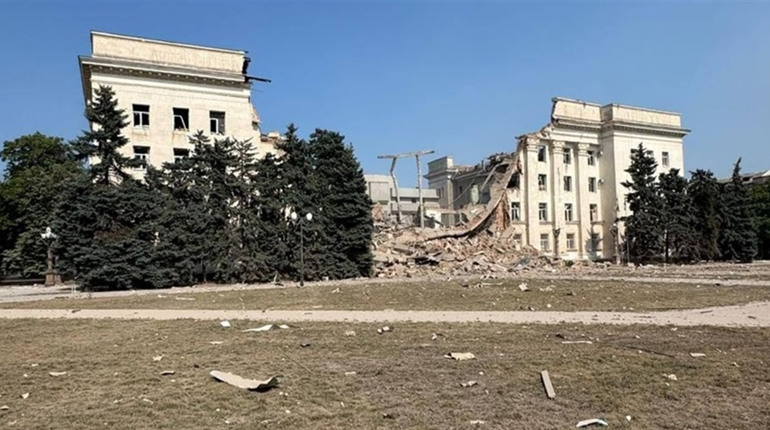 Росіяни знищили «білий дім» у Херсоні: як відреагували Міністр оборони та Президент