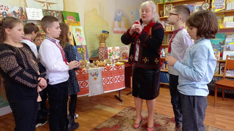 У дитячій бібліотеці провели народознавчу медіа-годину "Великодні традиції в Україні та світі"