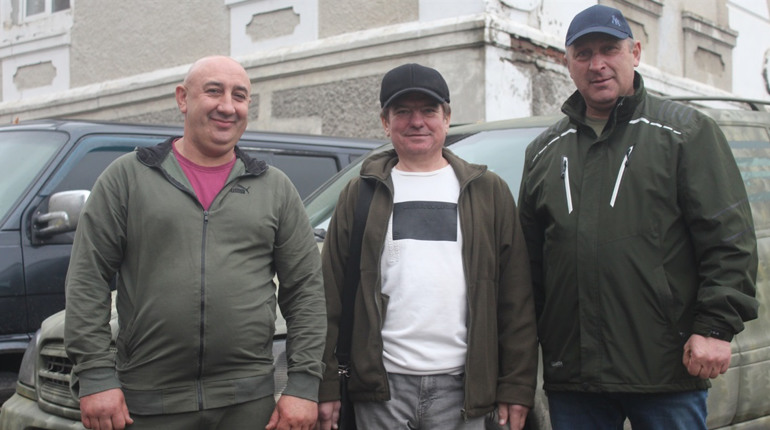 Безстрашні волонтери із Сатанівщини. На фронті на них знову чекають воїни та зламані автівки