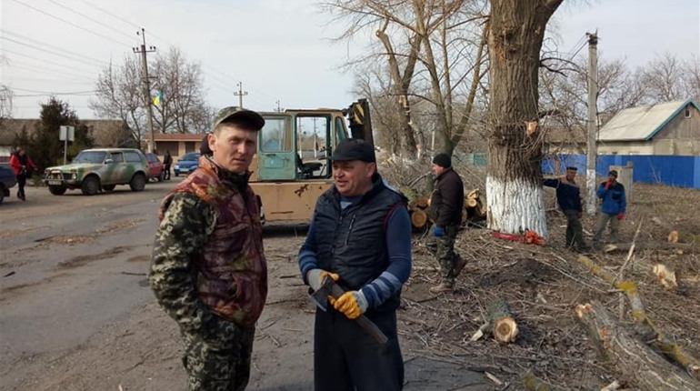 В Яськівській громаді пройшов "депутатський" суботник. До чого готуються сельчани 