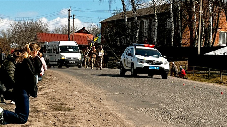 Живим коридором, з квітами та прапорами: в Окладному зустріли полеглого воїна.
