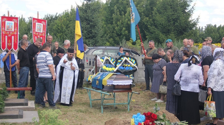 «Вічна пам’ять і честь тобі, побратиме!»: у Жигалівці попрощалися із полеглим морським піхотинцем