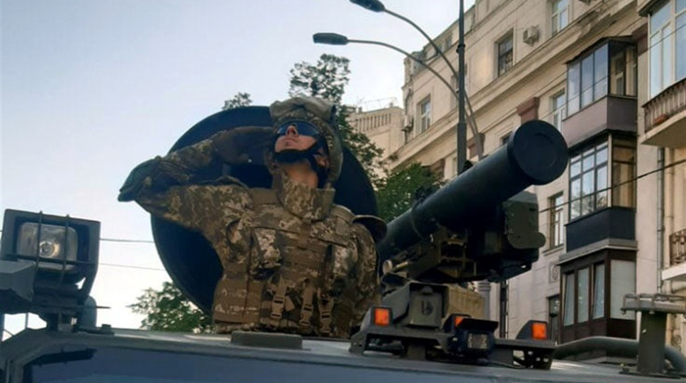 Парад Незалежності: воїни "тридцятки" проїхали Хрещатиком у зведеній механізованій колоні ЗСУ