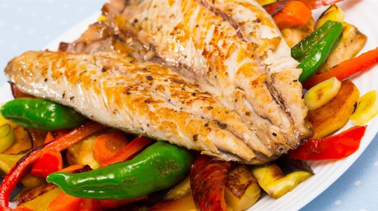 Рецепт дня: скумбрія з овочами у фользі