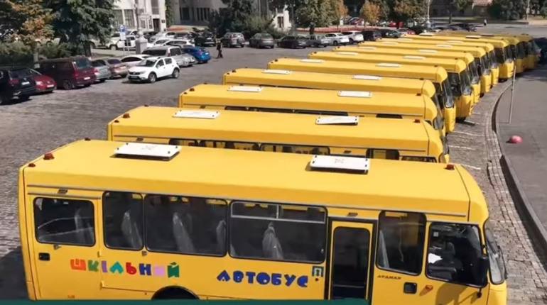 Шкільні автобуси передали Красноградському району для відновлення офлайн-навчання