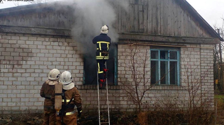 Під час гасіння пожежі на Звягельщині вогнеборці знайшли на підлозі тіло жінки