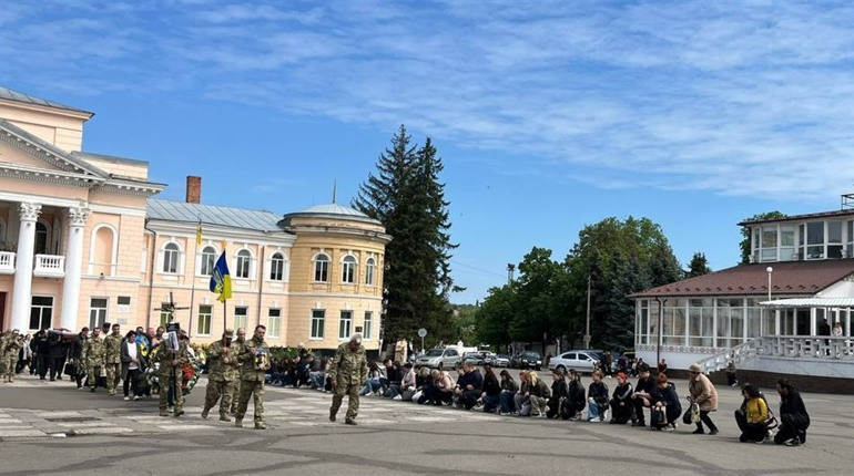 Первомайськ попрощався із солдатом Едуардом Опфером