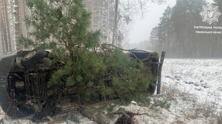 На Сарненщині нетверезий водій мікроавтобуса зʼїхав у кювет