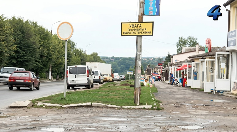 10 років тому: як у Городку вирішували проблему парковки біля магазинів
