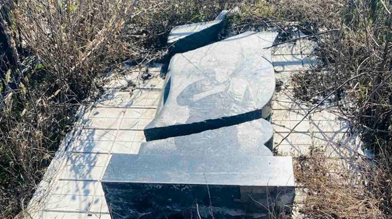 У П’ятихатках пошкодили десятки могил: поліція відкрила кримінальне провадження