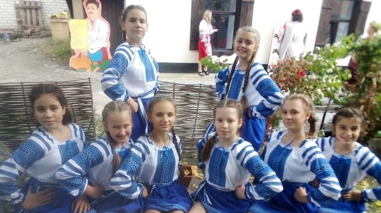 Танцювальний дитячий колектив з Нижніх Сірогоз: 3 роки на сцені і більше 20 танців у репертуарі
