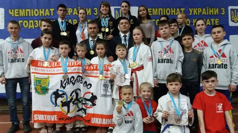 Сватівські каратисти привезли зі змагань у Черкасах 37 медалей, 17 з них — золото 