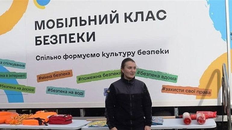 Діти в Чернігові разом з ДСНС навчаються безпеці: проєкт "Мобільний класи безпеки"