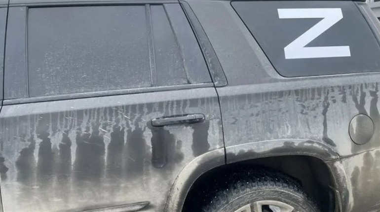 У селі на Каховщині окупанти викрали 20 автівок