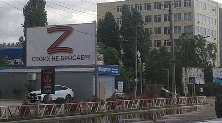 Окупанти в Новій Каховці все частіше ходять в цивільному