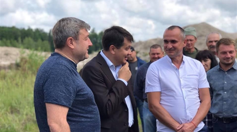 Лідер партії «Слуга Народу» Дмитро Разумков та Володимир Рашовський зустрілися з бурштинокопачами