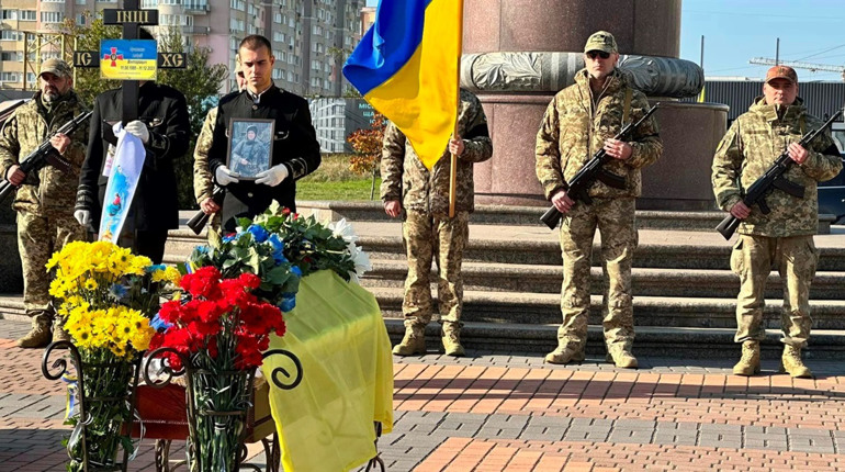 У Південному попрощалися із загиблим військовим Андрієм Проненком