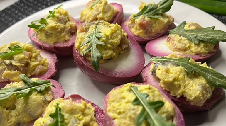 Яскрава закуска до Великодня: як приготувати фаршировані яйця з буряковим відтінком