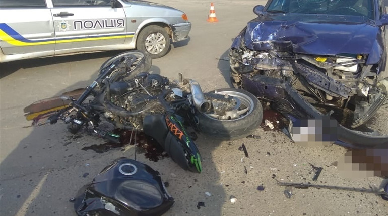 Аварія в Славуті: мотоцикл - вщент, мотоцикліст - у травматологічному відділенні лікарні