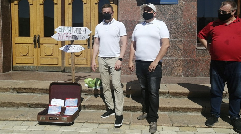 «Чемодан — вокзал — Херсон»: як під стінами Кіровоградської ОДА «проводжали» херсонських чиновників