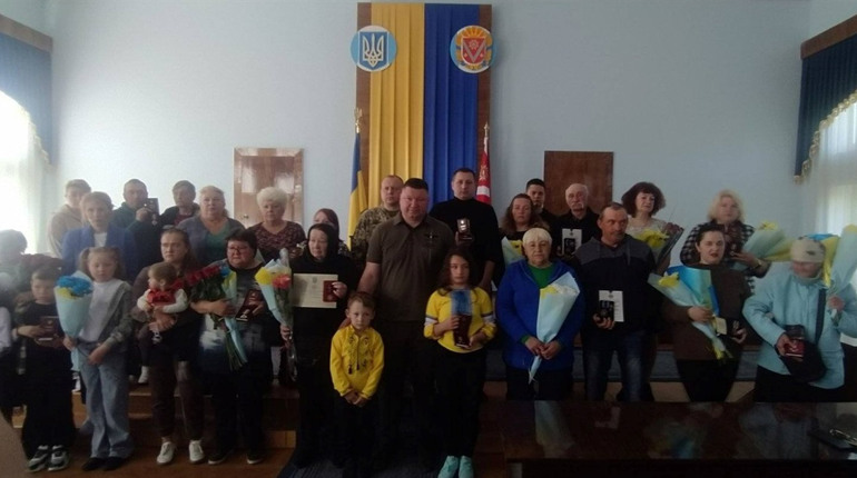 Вшанували героїв у Кропиницькому:родинам загиблих військових з Дмитрівської громади вручили нагороди