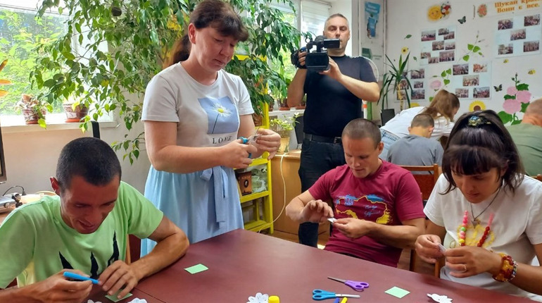 У бібліотеці відбувся майстер - клас «Кошик з квітами для друзів» у рамках проєкту "Рука допомоги"
