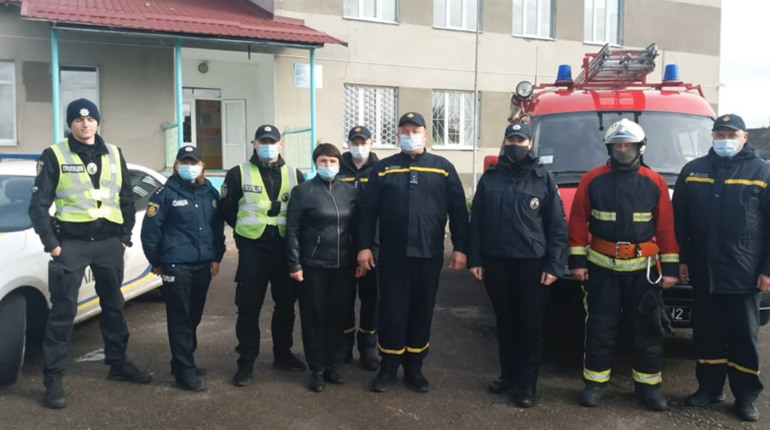 Школярі провели день з поліцейським та рятувальником