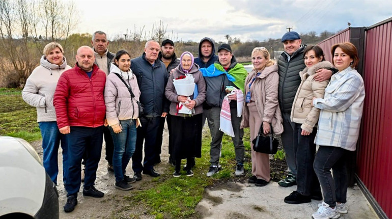 Ціна свободи: Микола Максименко із Кагарлика на колінах поцілував рідну землю