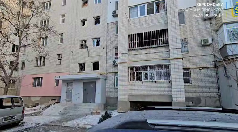 На Херсонщині окупанти завдали ударів по житлових будинках, адмінбудівлі та автівках