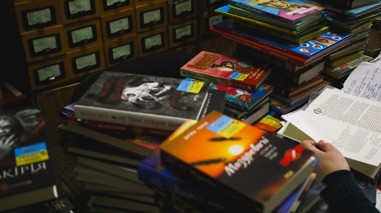 Які книжки отримала глухівська бібліотека? Огляд дорослих та дитячих новинок